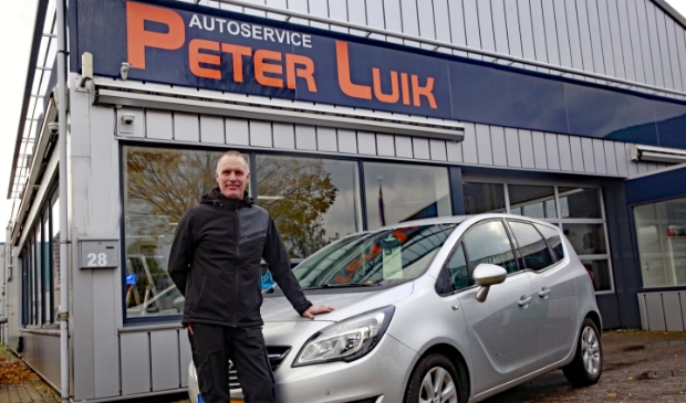 <p>Peter Luik voor zijn garage in 't Zand.</p>