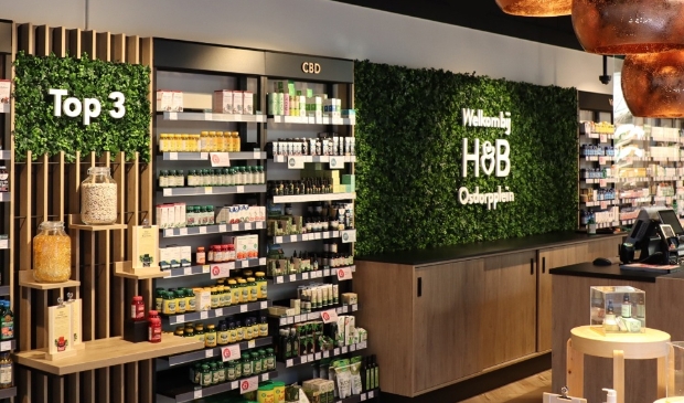 <p>Het vernieuwde filiaal van Holland & Barrett op het Osdorpplein.</p>