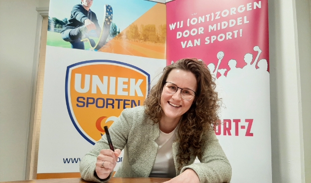 <p>Madeleine Stoop tekent contract.</p>