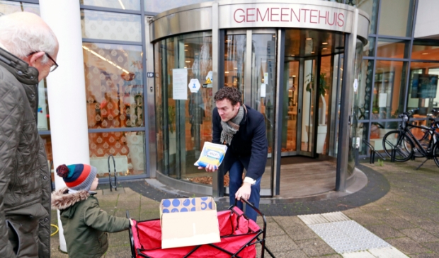 <p>Morris overhandigt 700 handtekeningen aan wethouder Jelle Beemsterboer.</p> “></p>



<p>Caroline nam het initiatief tot de handtekeningenactie en ook andere bewoners kwamen in verweer. De actie was een groot succes, omdat de wijk uit 795 woningen bestaat en vele huishoudens tekenden. Zo is de gezamenlijke actiegroep Muggenburg in Verzet (MiV) geboren, nadat bewoners in december 2020 uit de media moesten vernemen over de ongewenste plannen van de gemeente om gemotoriseerde verkeersstromen uit de nieuwbouwwijk Muggenburg-Zuid over de Verzetlaan en/of Bonkelaarsdijk te laten lopen.</p>



<p><em>Tekst loopt door onder het bericht</em><a href=