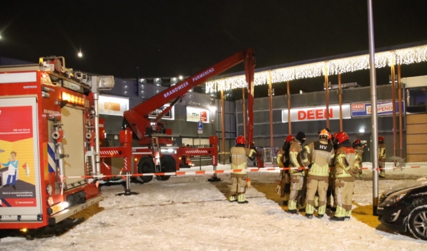 <p>De brandweer is ter plaatse en heeft de omgeving afgezet. </p>