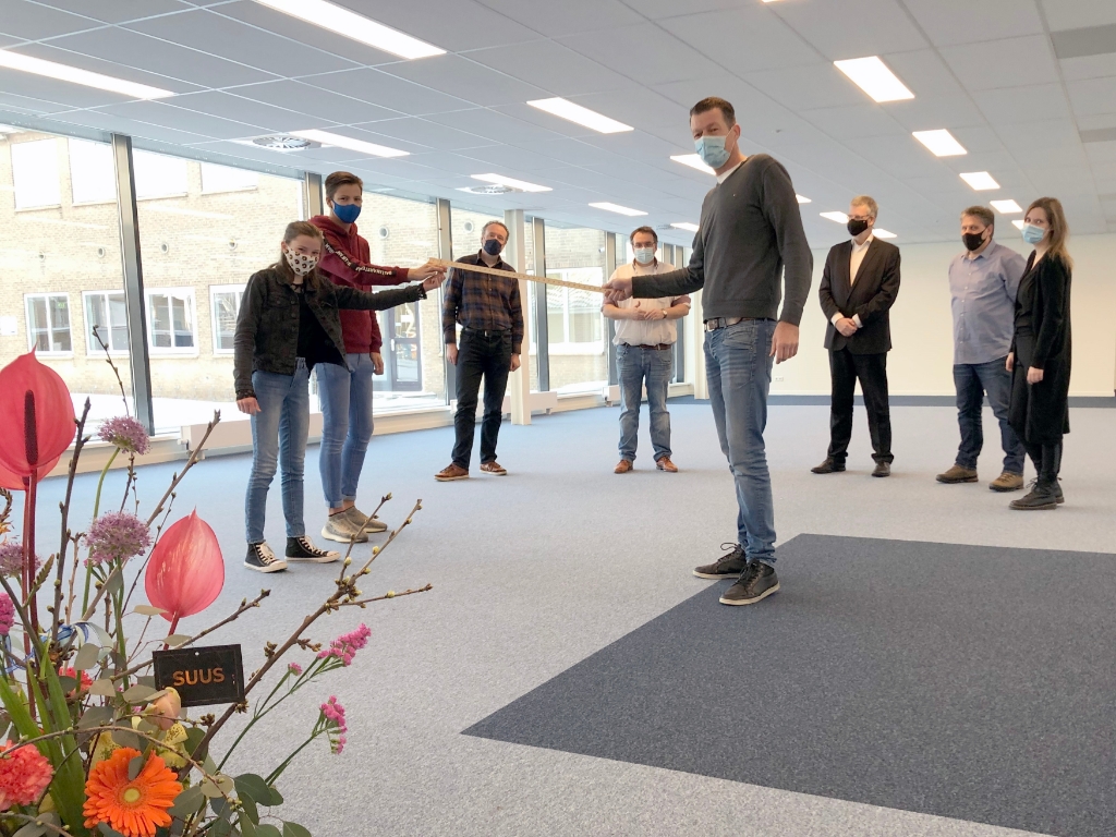 <p>Leerlingen Birthe (15) en Lars (16) krijgen de sleutel van het vernieuwde OLC van Marcel de Reus, projectleider Bouwbedrijf Jac. Tromp.</p>