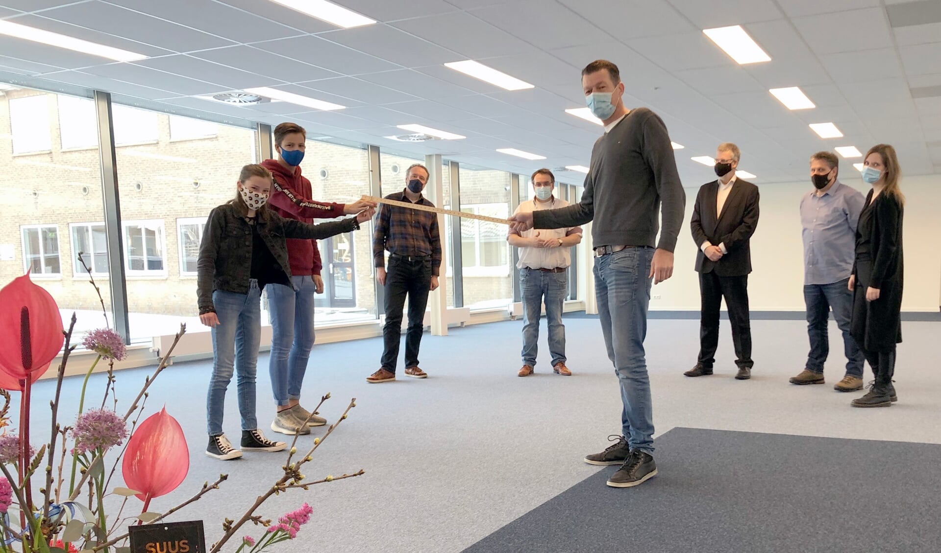 Leerlingen Birthe (15) en Lars (16) krijgen de sleutel van het vernieuwde OLC van Marcel de Reus, projectleider Bouwbedrijf Jac. Tromp.