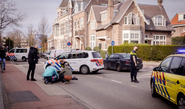 <p>De bestuurder van de motorscooter is per ambulance naar het ziekenhuis gebracht. </p>