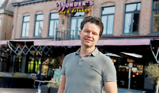 <p>Roy van der Weel. voorzitter horecabond afdeling Schagen. Voor zijn etablissement op het terras waar hopelijk straks wel weer geserveerd mag worden.</p>
