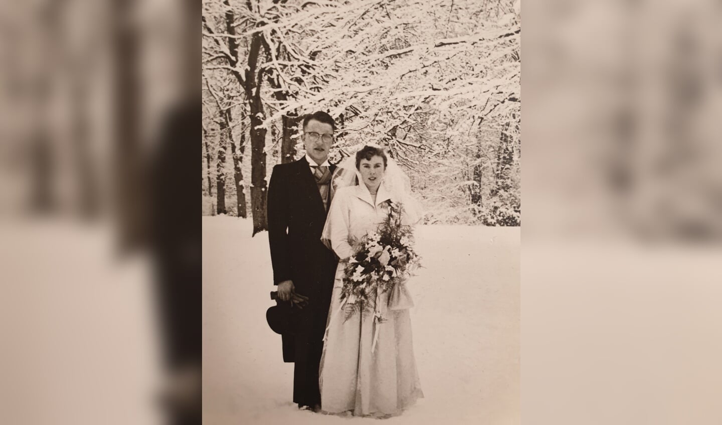 Het echtpaar trouwde in '56 in de sneeuw.