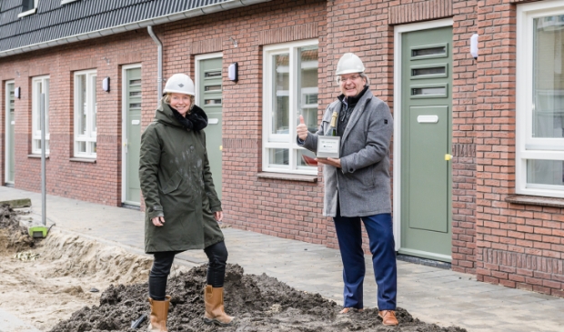<p>Directeur-bestuurder Harry Platte, van woningcorporatie Parteon, en algemeen directeur Dorien Staal, van betonproducent Voorbij Prefab, voor de 70 nieuwe duurzame woningen. </p>