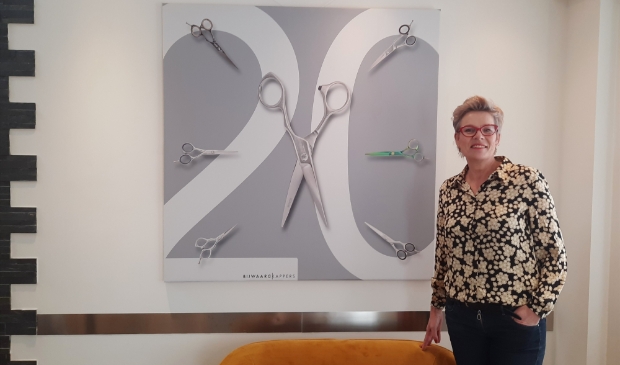<p>Emmy de Graaff en haar medewerksters pakken hun werk wee op.</p>