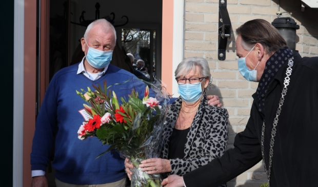 <p>Burgemeester Streng reikt een prachtig boeket uit aan Frans en Nel Koster.</p>
