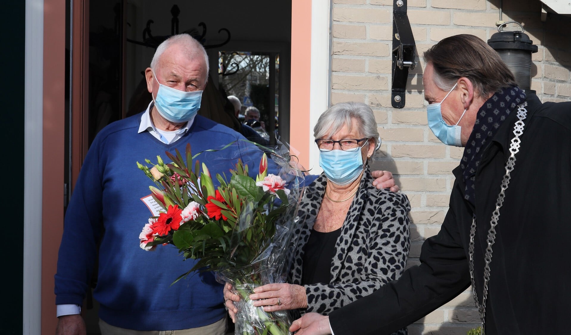 Burgemeester Streng reikt een prachtig boeket uit aan Frans en Nel Koster.