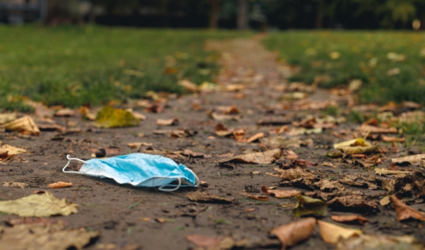 <p>Mondkapje op straat in plaats van in de prullenbak.</p>
