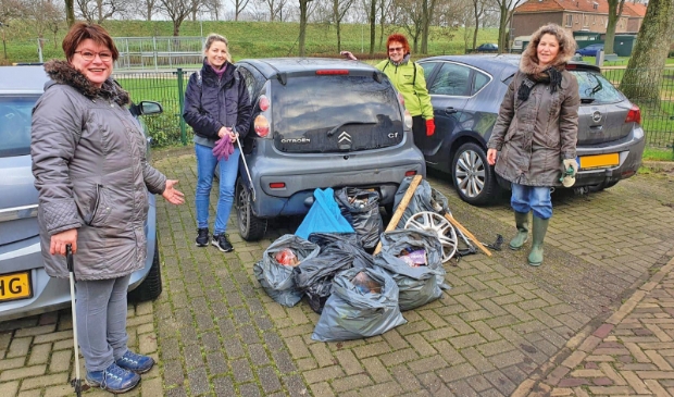 <p>Ingrid, Judith, Joke en Marijke (vlnr) vormen samen het kernteam dat de 'opruimwandelingen' coördineert.</p>
