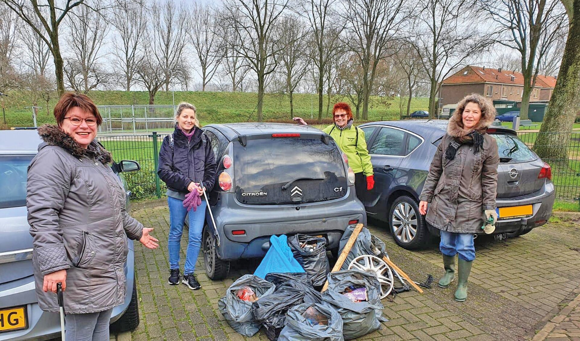 Ingrid, Judith, Joke en Marijke (vlnr) vormen samen het kernteam dat de 'opruimwandelingen' coördineert.