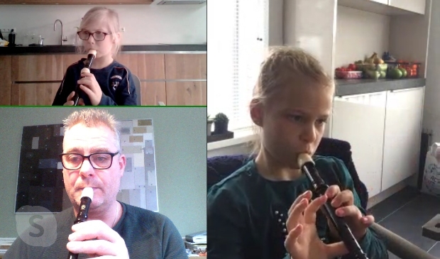 <p>Docent Steffen Snip geeft online blokfluitles.</p>