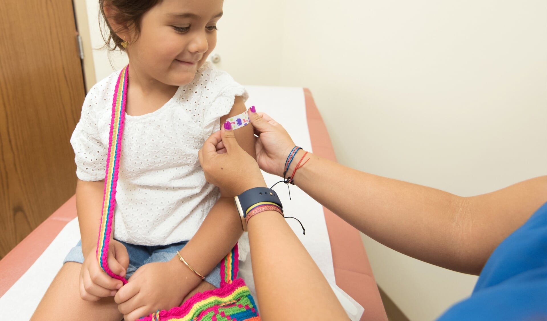 Kinderen tussen de 5 en 11 jaar mogen met toestemming van een ouder/verzorger gevaccineerd worden.