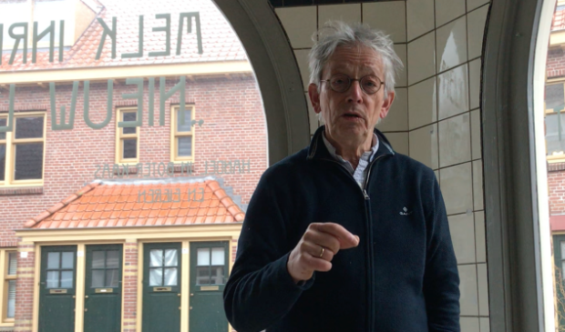 Frits Prior in het voormalige melkwinkeltje.