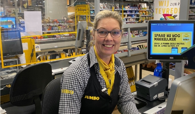 <p>Kassamedewerkster Miranda Meerhof is blij met de kans die ze krijgt bij Jumbo Monique.</p>