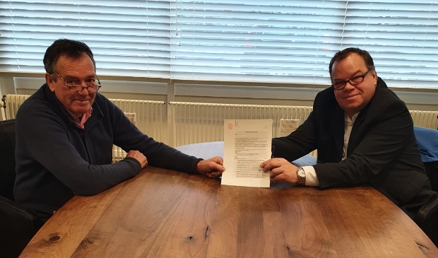 <p>Jan Warmerdam en Rob Leijen tonen de oprichtingsakte van Stichting Huys Egmont.</p>