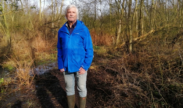 <p>Hans Jansen coördineert namens het IVN Twiske de werkzaamheden op het schiereiland.</p>