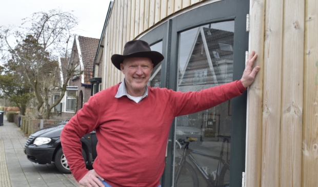 <p>Piet Grapendaal bij zijn voormalige kaasdiscountzaak in de Geelvinckstraat in Castricum.</p>