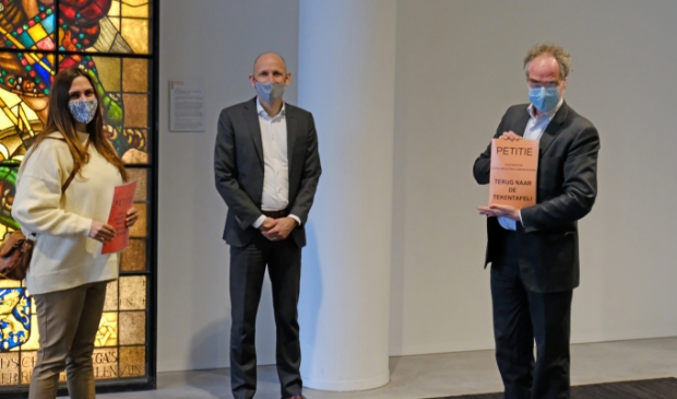 <p>Wethouder Egbert de Vries kreeg de petitie afgelopen maandag. Nu is de wethouder Marja Ruigrok van Haarlemmermeer aan de beurt.</p>