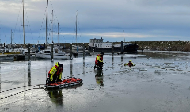<p>KNRM Andijk oefende afgelopen weekend 'zelfredzaamheid' op ijs.</p>