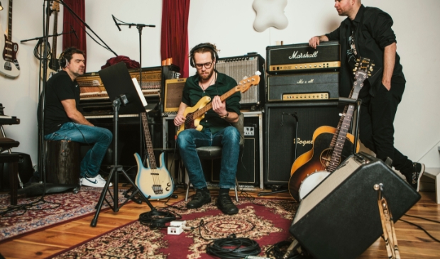 <p>Een van de studiosessies bij Ernst van Dusseldorp (links Paul de Munnik, midden Jesper Huisman, rechts Steven Engel).</p>