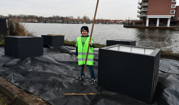 <p>Opzichter Finn de Kloe (8) wacht op de vrachtwagen met schelpen en verse aarde om de moestuinbakken te vullen. </p>