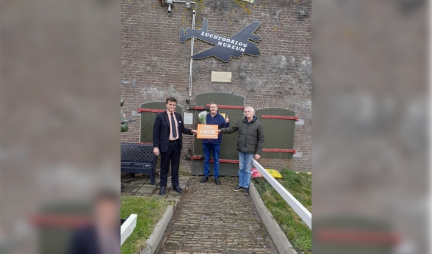 <p pstyle="PLAT">(v.l.n.r.) Bedrijfsleider Huub van de Coop Assendelft, oprichter Johan Graas en Jan Peerenboom, medewerker van de stichting en de statiegelddonatie-cheque. </p>