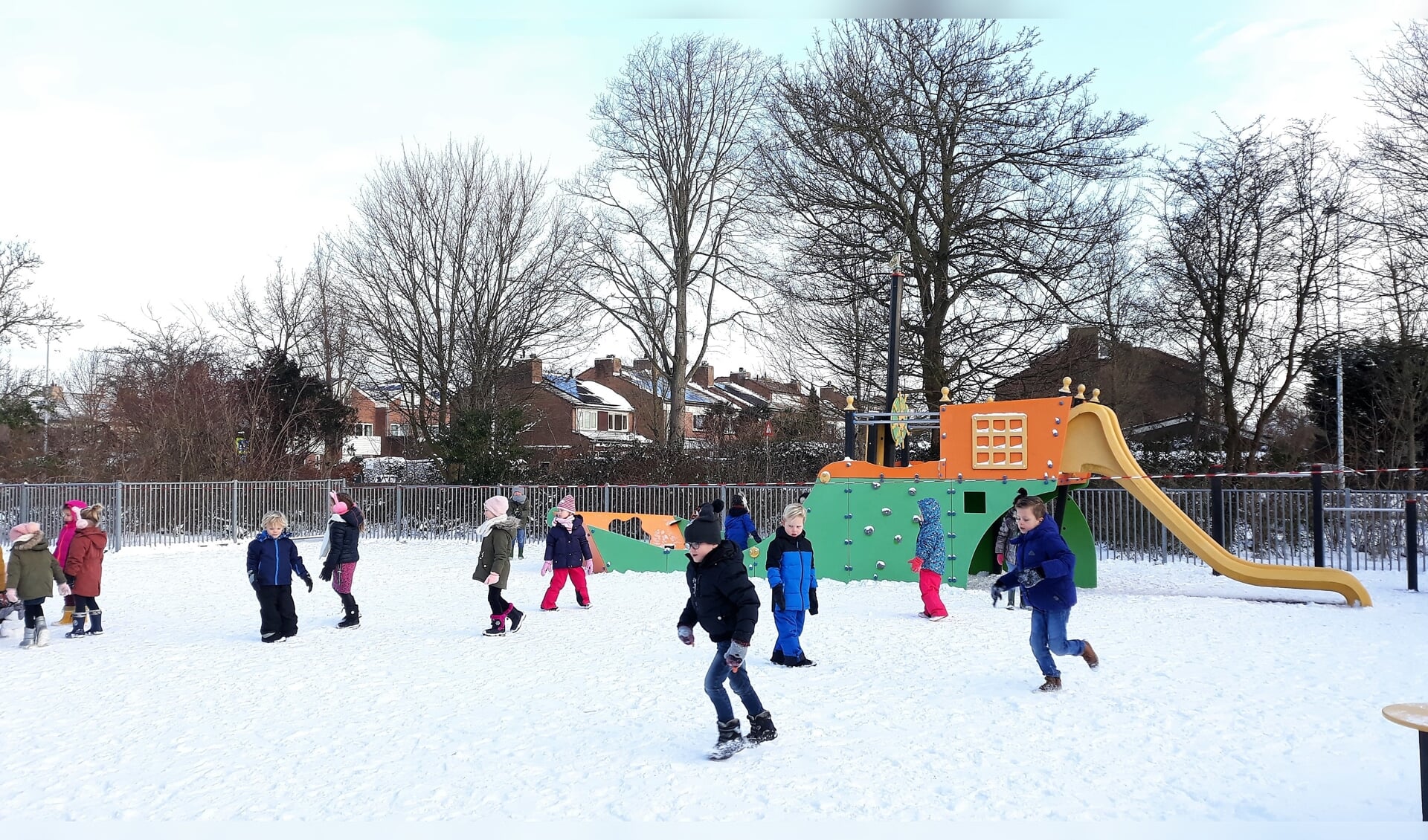 Kleuters van kindcentrum Helmgras spelen na 7 weken schoolsluiting weer samen in de sneeuw