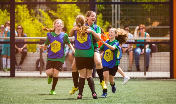 <p>De teams spelen zes tegen zes, inclusief een ‘vliegende keeper’.</p>