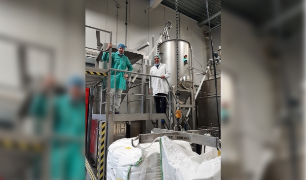 <p>Op werkbezoek. Wouter Smits, commercieel directeur Primus Wafer Paper (links), en Burgemeester Wimar Jaeger (rechts). </p>