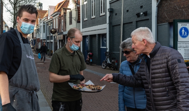 <p>Jelmer serveert Elly en Henk Zieleman een plak cake. Links Jelmers collega Jarno. </p>