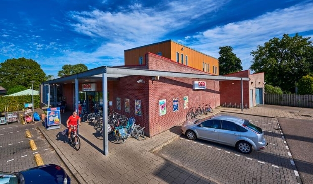<p>De 'kleine Deen' gaat weg en wordt vervangen door een grote Vomar Voordeelmarkt onder het nieuwe appartementencomplex.</p>