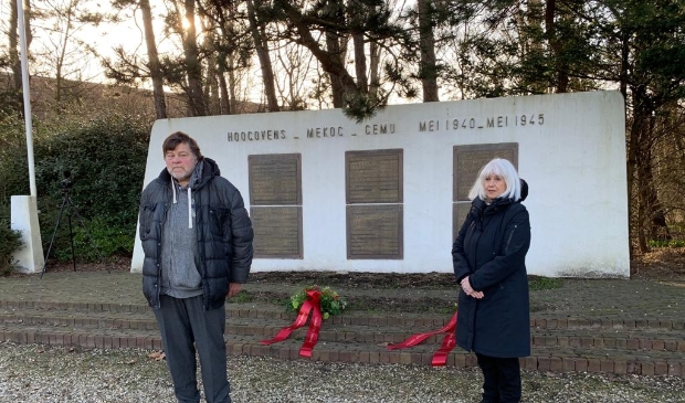<p>Nico van Nijendaal en Conny Braam bij het herdenkingsmonument.</p>