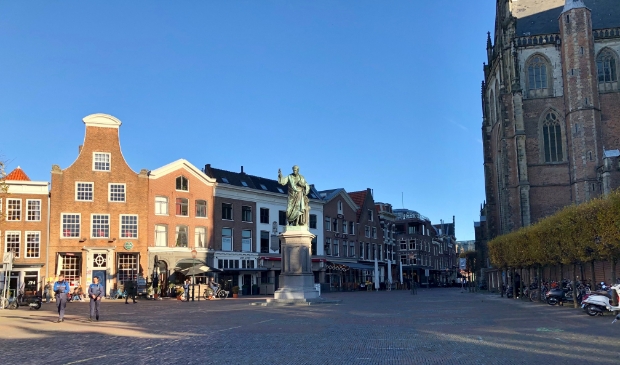 <p>Alleen al op de Grote Markt kun je je uren vermaken!</p>