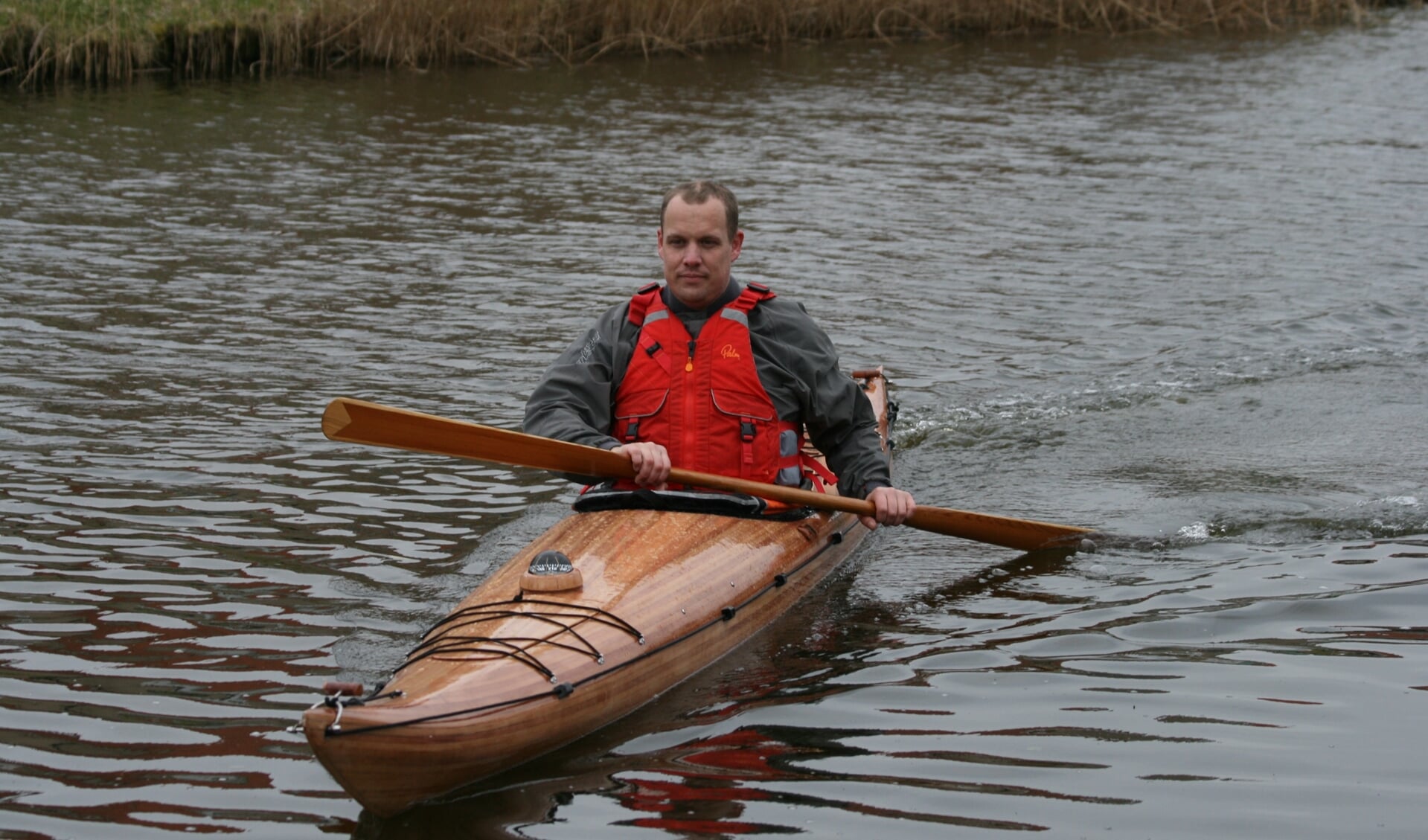 Danny in zijn zelfgebouwde kajak. 