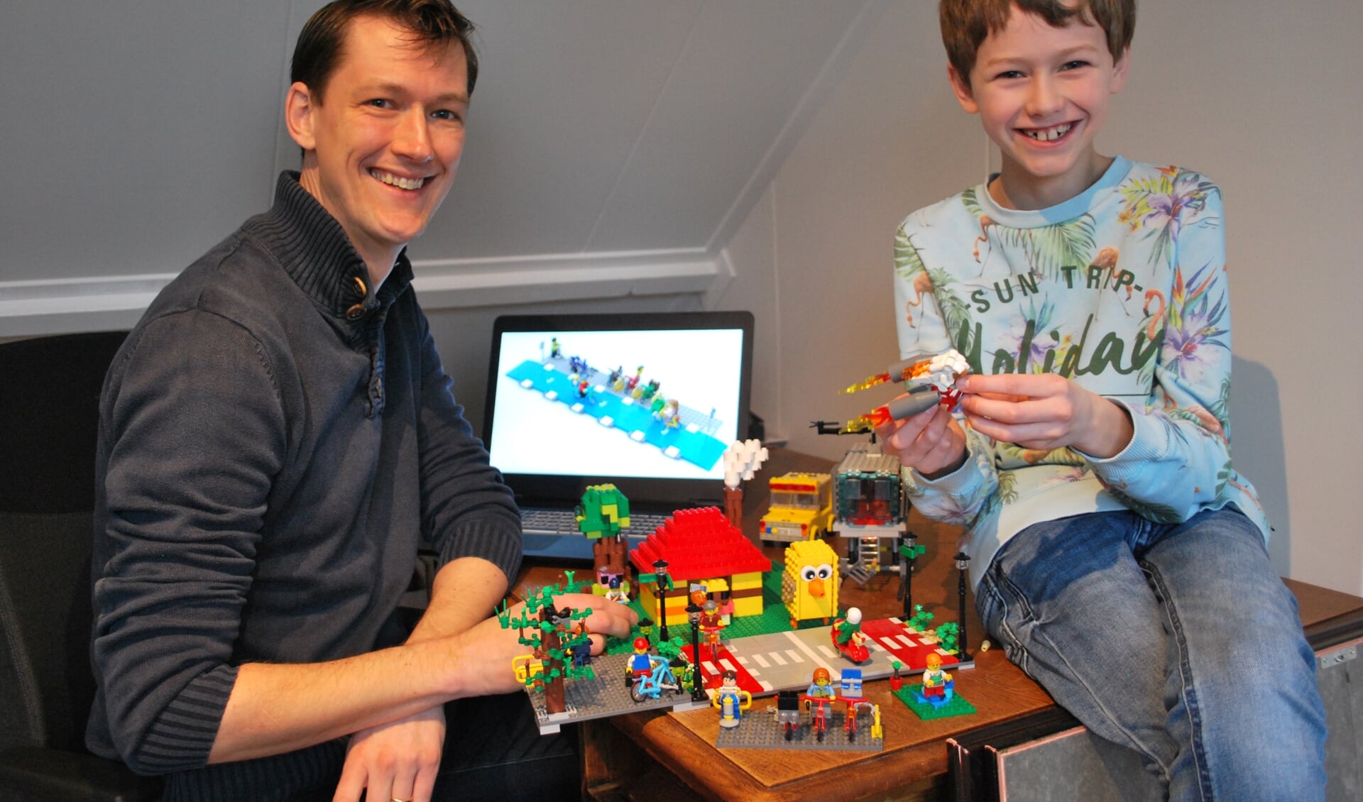 Marcel en Dorus op zolder met het Lego-idee voor veilige fietspaden.
