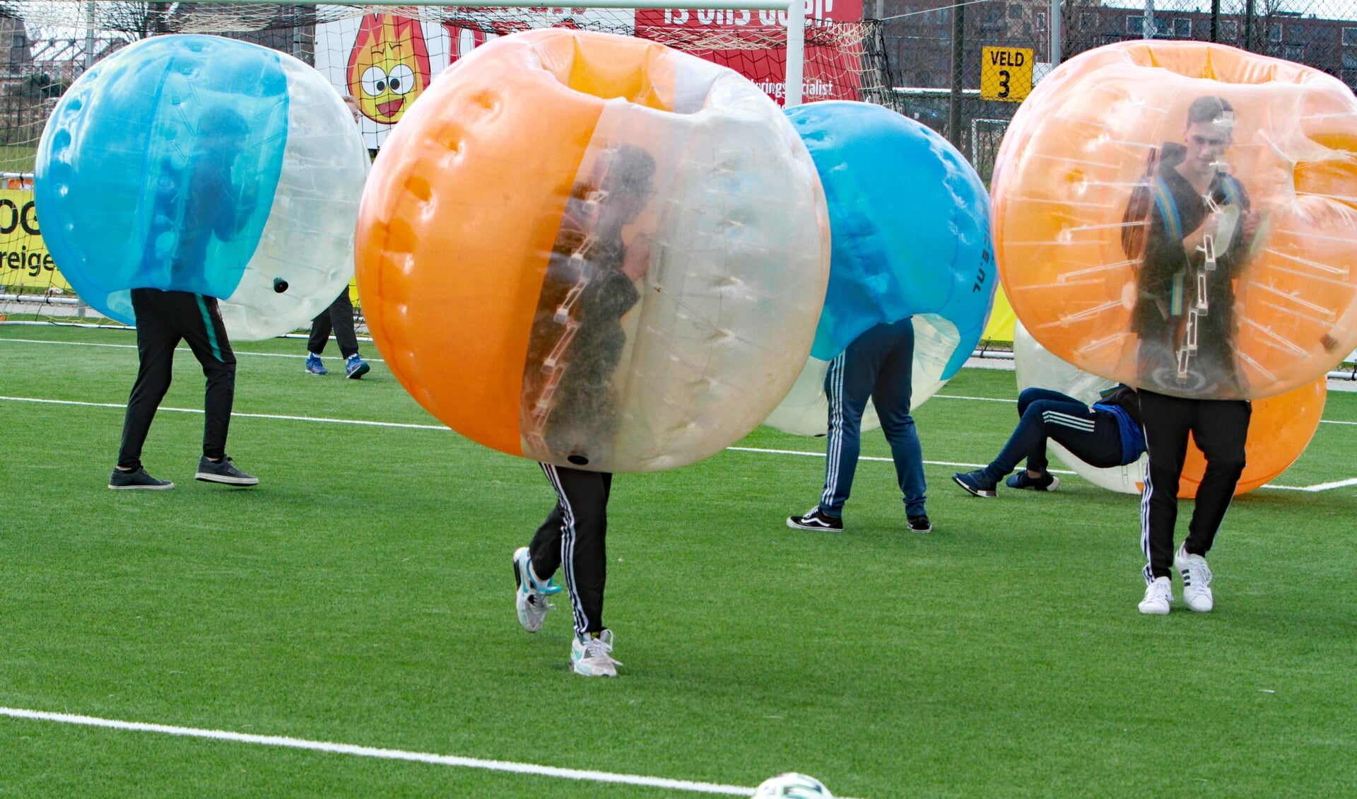 Bubblevoetbal: even sportief als hilarisch.