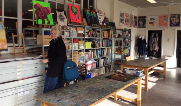 <p>Jola in het ruime atelier Anders Bekeken.</p>