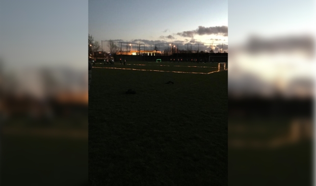 <p>Voetballen in het donker tijdens de Ledsvoetbal. </p>