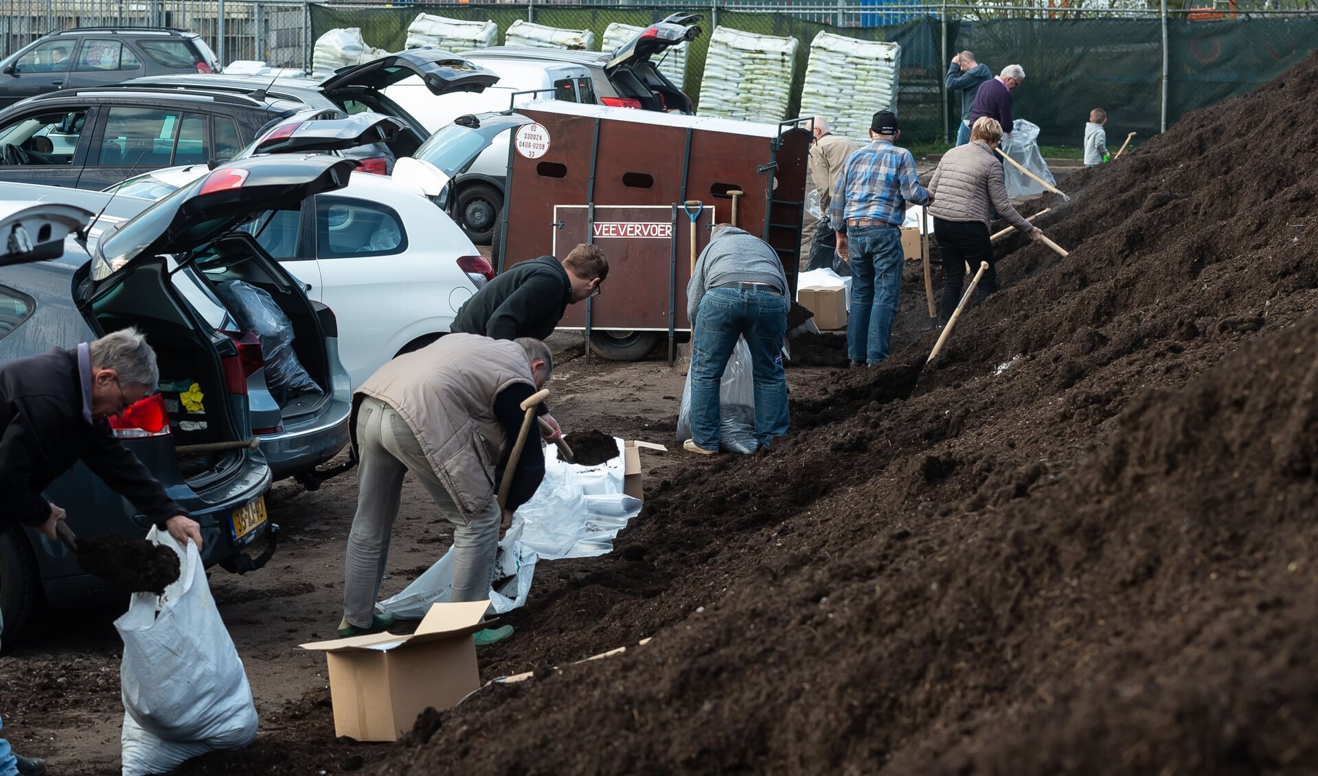 Je tuin groeit en bloeit met compost. Haal het gratis bij HVC in Middenmeer.