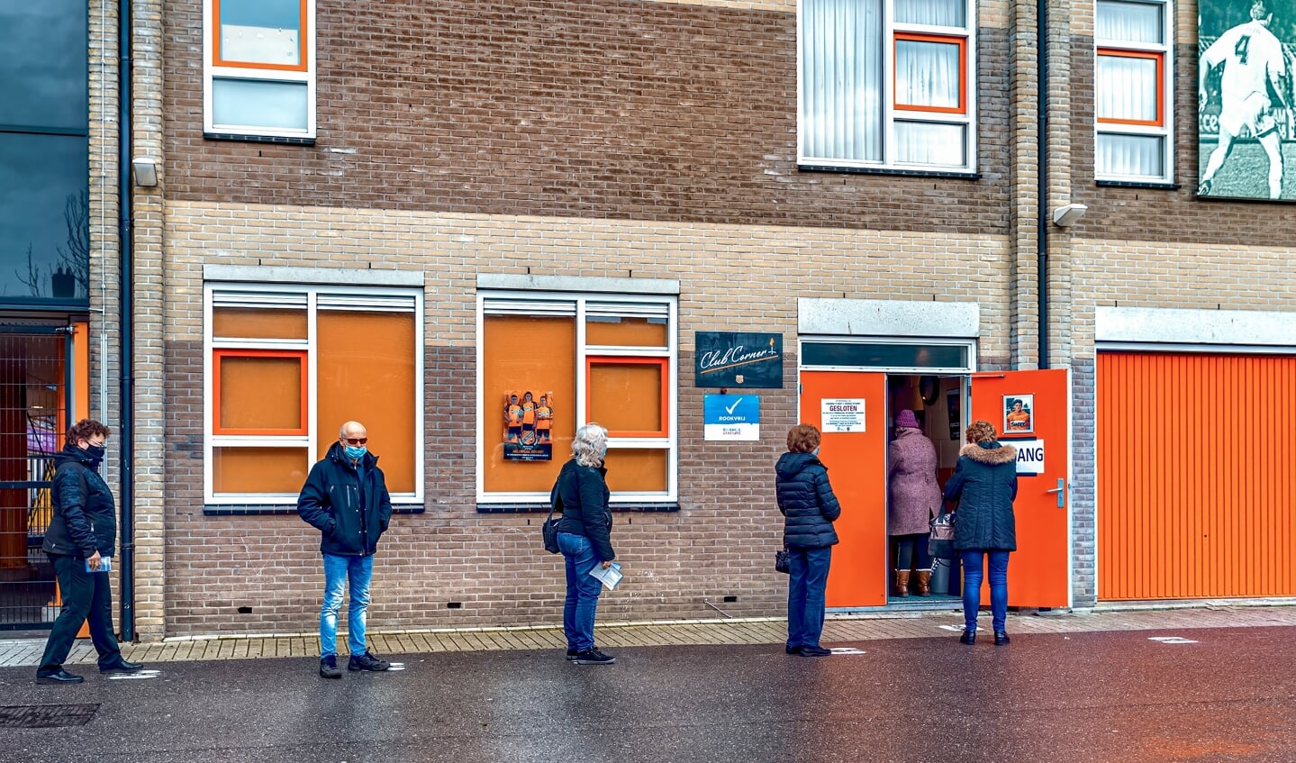 In de rij om te stemmen bij Clubcorner FC Volendam. 