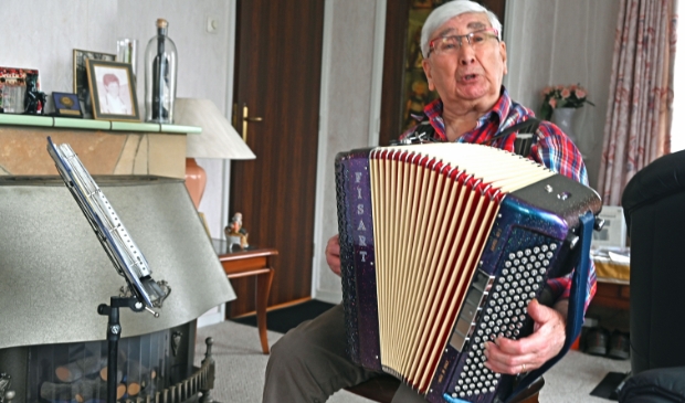 <p>Henk Maliepaard trots op zijn nieuwe exemplaar.</p>