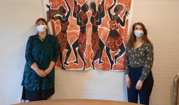 <p>Pauline en Claudia met de muziekschoolkapjes.</p>