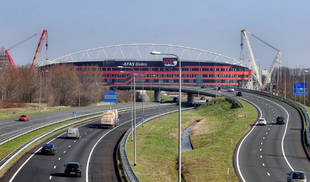 <p>De mega truss die maanden voor de hoofdingang lag, zit eindelijk op z'n plek.</p>