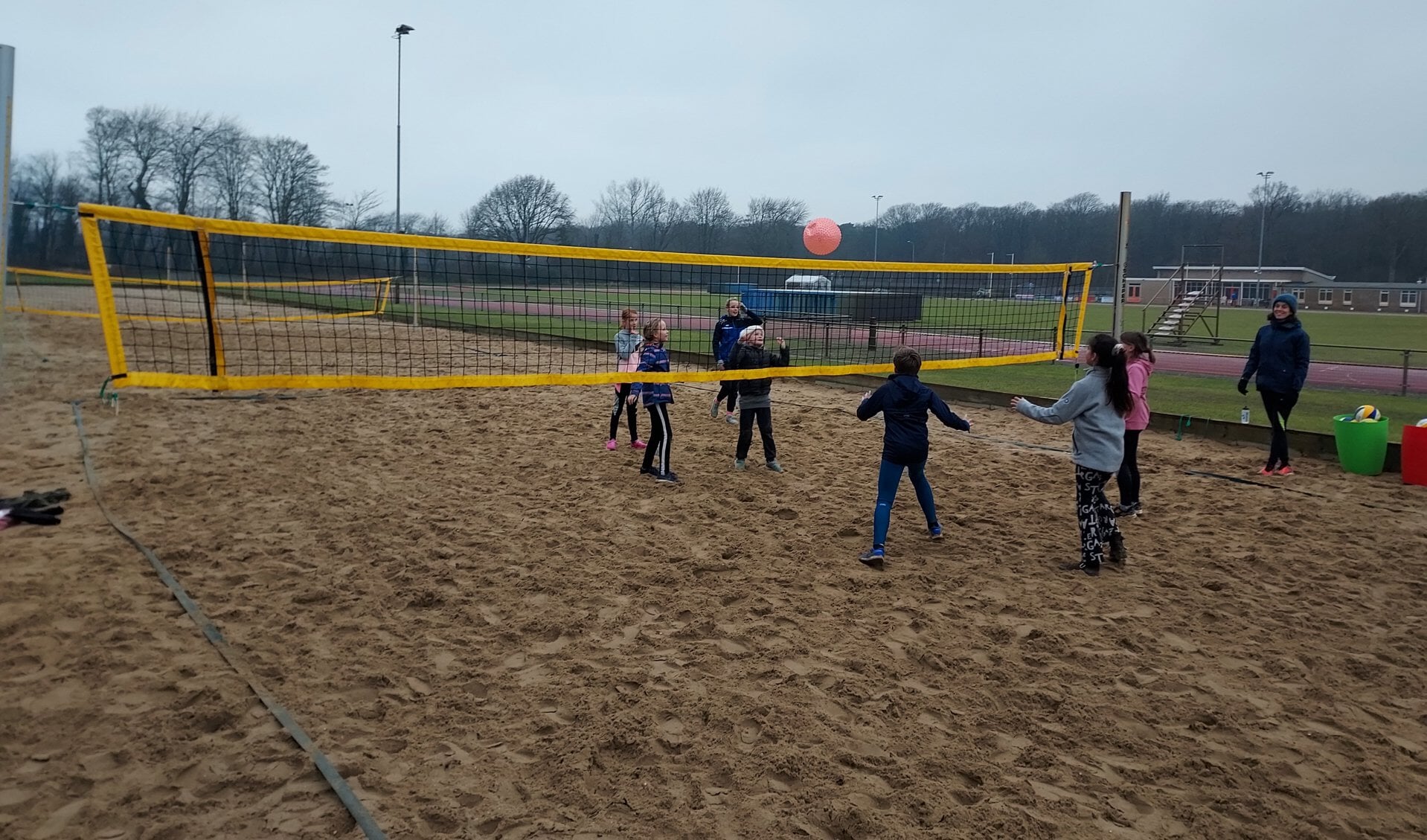 De jeugd U12 van Croonenburg volleybalt al vanaf januari op het zand van 2beach.