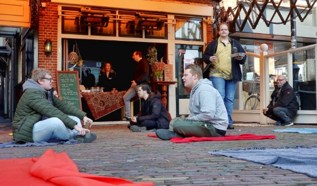 <p>Kleedjes in plaats van een terras bij Piet Pann (foto: Vincent de Vries)</p>