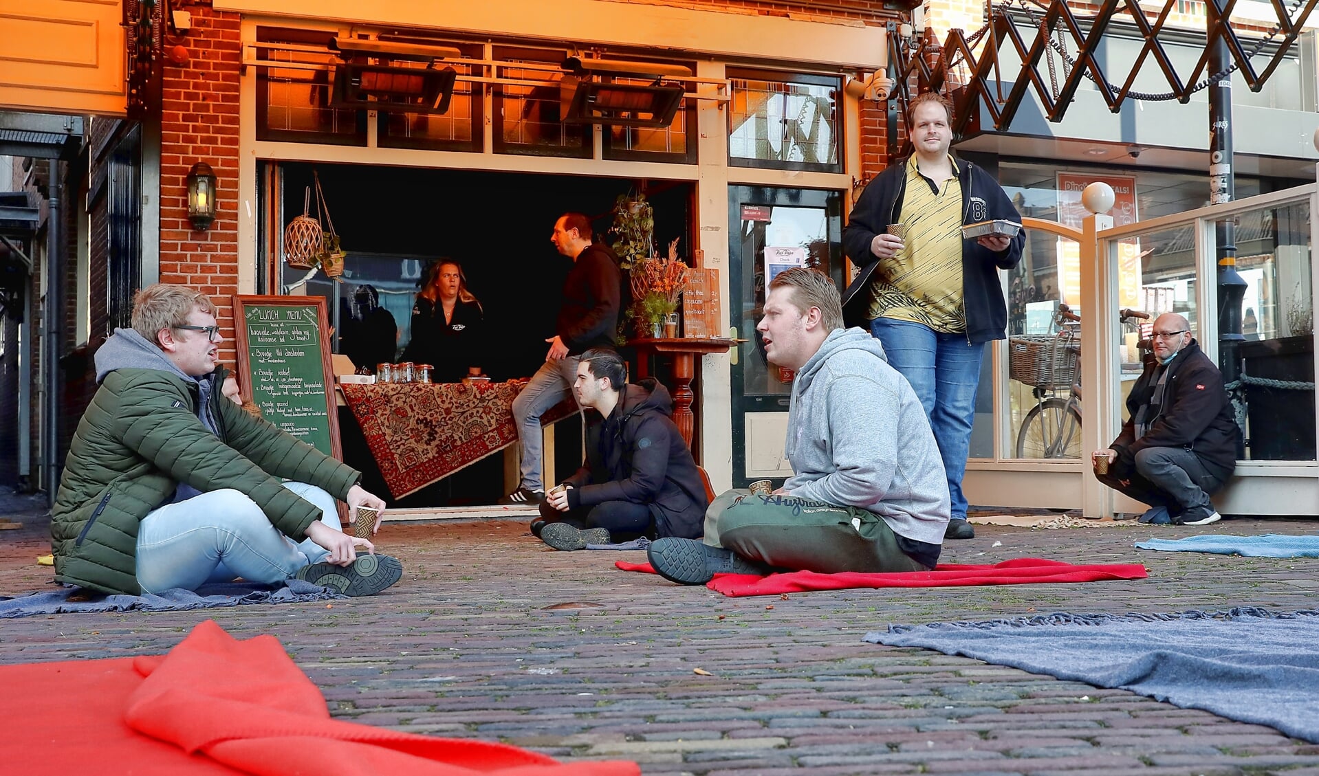 Kleedjes in plaats van een terras bij Piet Pann (foto: Vincent de Vries)