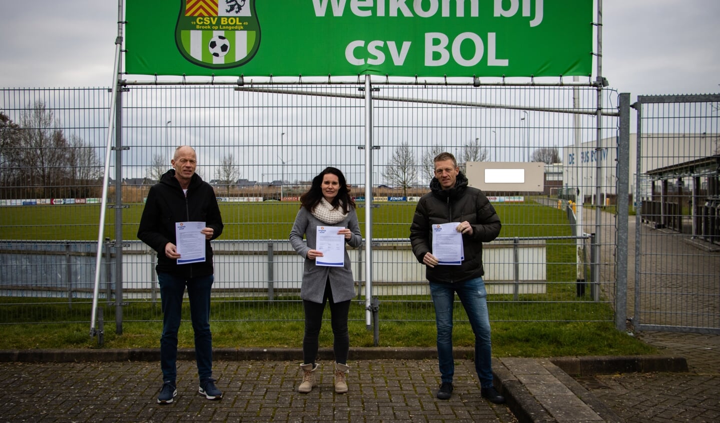René Rootlieb, teamleider van het Jan Arentsz, Denice van Appeldoorn, sportmakelaar van Langedijk Actief en Jan Alex Brandsma, voorzitter van BOL, tekenden dinsdag het contract.